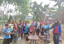 Sambut HUT ke-81 RI, Warga RT 003 Hilir Tengah Gotong Royong Timbun Jalan Berlubang