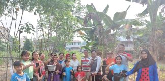 Sambut HUT ke-81 RI, Warga RT 003 Hilir Tengah Gotong Royong Timbun Jalan Berlubang