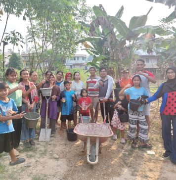 Sambut HUT ke-81 RI, Warga RT 003 Hilir Tengah Gotong Royong Timbun Jalan Berlubang