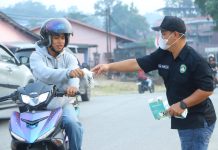 Pertina Landak Bagikan 500 Masker, Warga Diingatkan Waspadai Kabut Asap