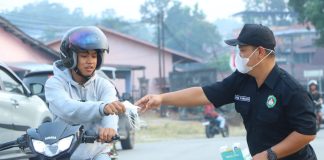 Pertina Landak Bagikan 500 Masker, Warga Diingatkan Waspadai Kabut Asap