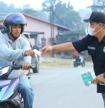 Pertina Landak Bagikan 500 Masker, Warga Diingatkan Waspadai Kabut Asap
