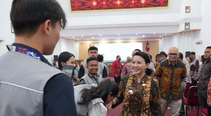 Tutup KKM FISIP Untan, Bupati Karolin Dorong Mahasiswa Bawa Aksi Nyata