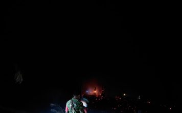 Sinergi TNI-Polri dan Warga Jinakkan Kebakaran Kebun Sawit di Menyuke