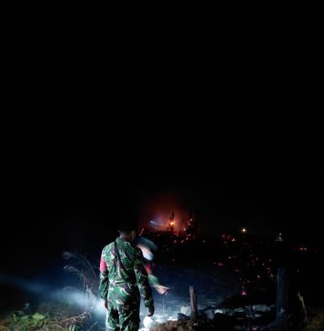 Sinergi TNI-Polri dan Warga Jinakkan Kebakaran Kebun Sawit di Menyuke
