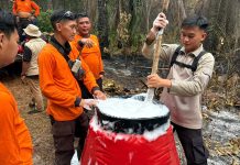 Polres Landak Uji Formula X-Fire untuk Padamkan Karhutla di Lahan Gambut