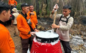 Polres Landak Uji Formula X-Fire untuk Padamkan Karhutla di Lahan Gambut