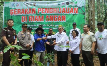 IWO Landak Rayakan HUT ke-14 dengan Aksi Hijau di Riam Angan