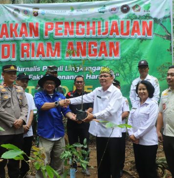 IWO Landak Rayakan HUT ke-14 dengan Aksi Hijau di Riam Angan