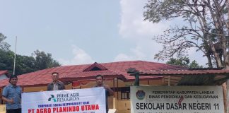 Peduli Pendidikan, PT APU Salurkan Bantuan Material ke SDN 11 Semunti