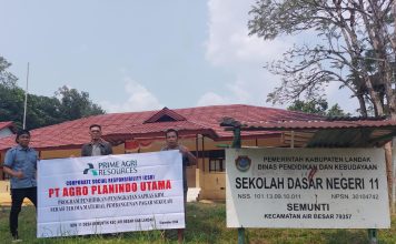 Peduli Pendidikan, PT APU Salurkan Bantuan Material ke SDN 11 Semunti
