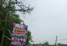 Satlantas Polres Landak Pasang Spanduk di Dua Titik Rawan Kecelakaan