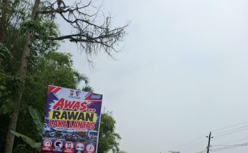 Satlantas Polres Landak Pasang Spanduk di Dua Titik Rawan Kecelakaan