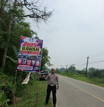 Satlantas Polres Landak Pasang Spanduk di Dua Titik Rawan Kecelakaan